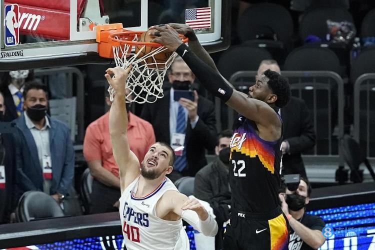 乐鱼体育官方网站-NBA湖人加时争议三分绝杀快船终结四连胜登顶引热议